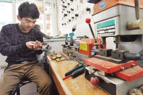 坝赖镇开锁店为啥“牛号”频现 听开锁师傅讲什么锁最防盗