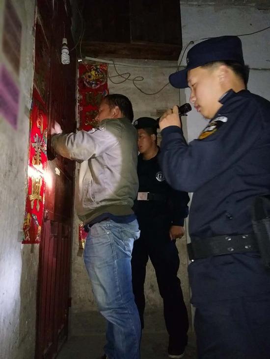 坝赖镇粗心妈妈误将幼女锁家中 民警全城寻开锁师傅开门