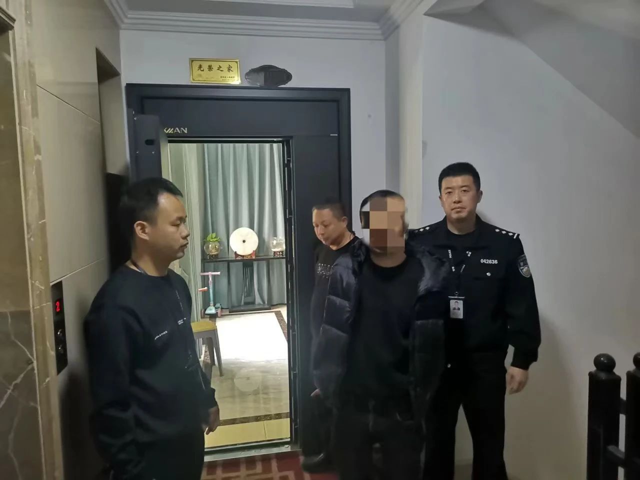 坝赖镇全副伪装仍被识别！双龙公安成功抓获一名撬锁盗窃嫌疑人